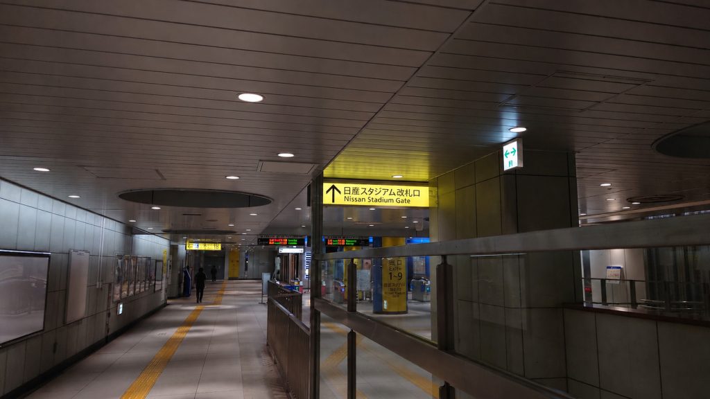 市営地下鉄ブルーラインから日産スタジアム改札口