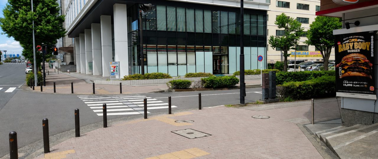 コンビニが見える信号を渡って右折