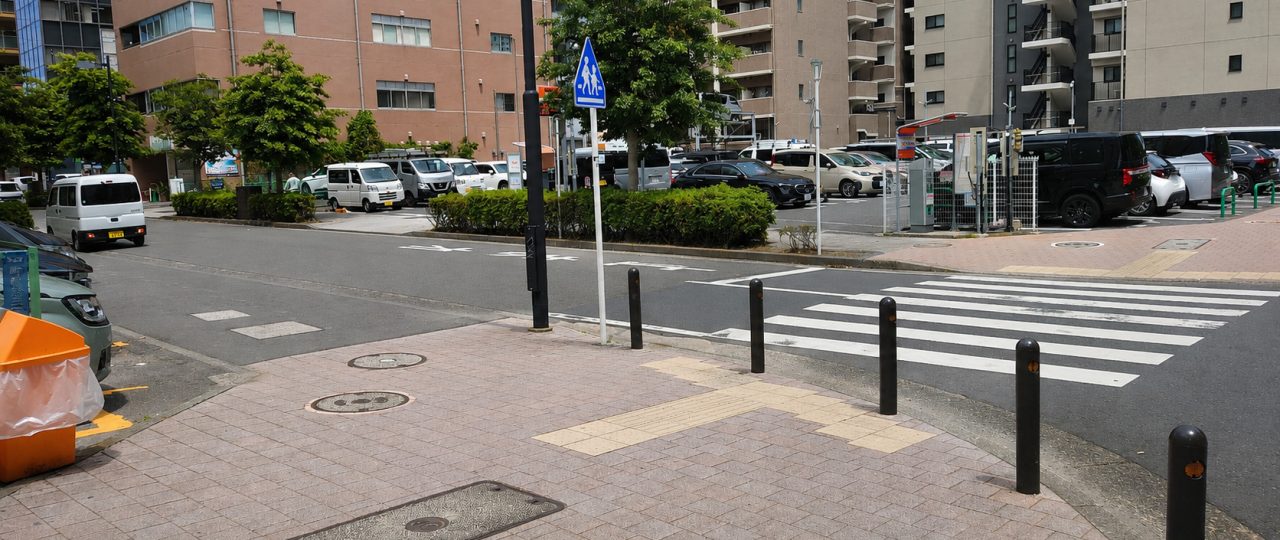 最初の横断歩道を渡らずに左折